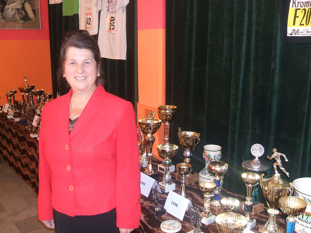 Sierpczanka Roku 2008 na tle swoich trofew sportowych.