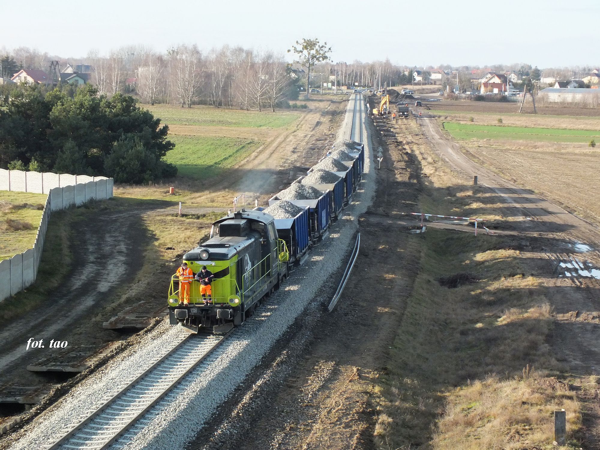 Widok w stron stacji Sierpc z wiaduktu nieczynnej obwodnicy drogowej Sierpca. Na pierwszym planie zestaw specjalnych wagonw do tworzenia podsypki torowiska, w oddali przejazd kolejowy na ulicy Pockiej, 12.12.2024 r.